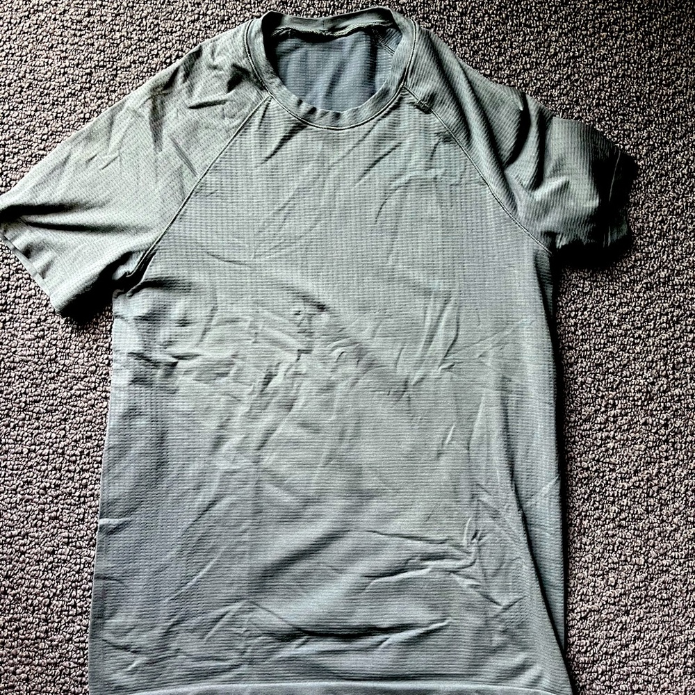 Lululemon men’s athletic shirt